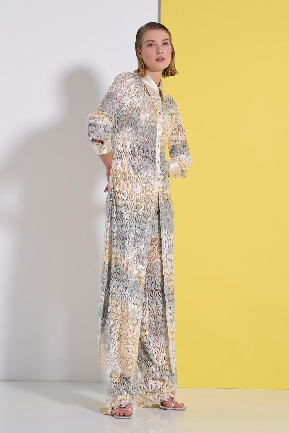 ΠΟΥΚΑΜΙΣΑ ΜΑΚΡΥΑ ΜΕ ΔΑΝΤΕΛΑ