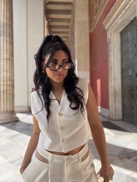 Γιλέκο με διαφάνεια πίσω – Μοντέρνο και κομψό στυλ