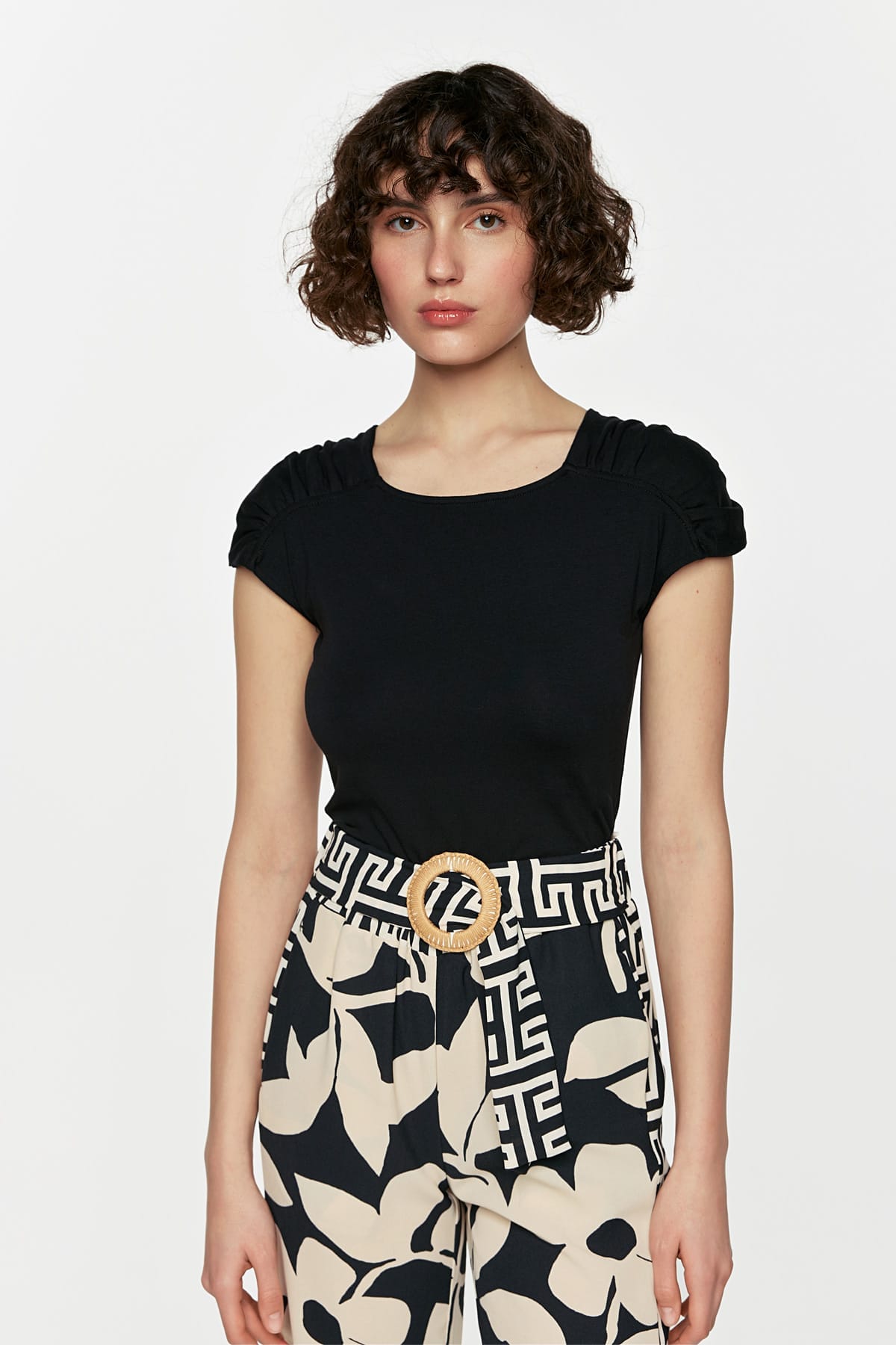 ΜΛΟΥΖΑ ΚΟΝΤΟΜΑΝΙΚΗ ΜΕ ΣΟΥΡΑ ΣΤΟ ΜΑΝΙΚΙ