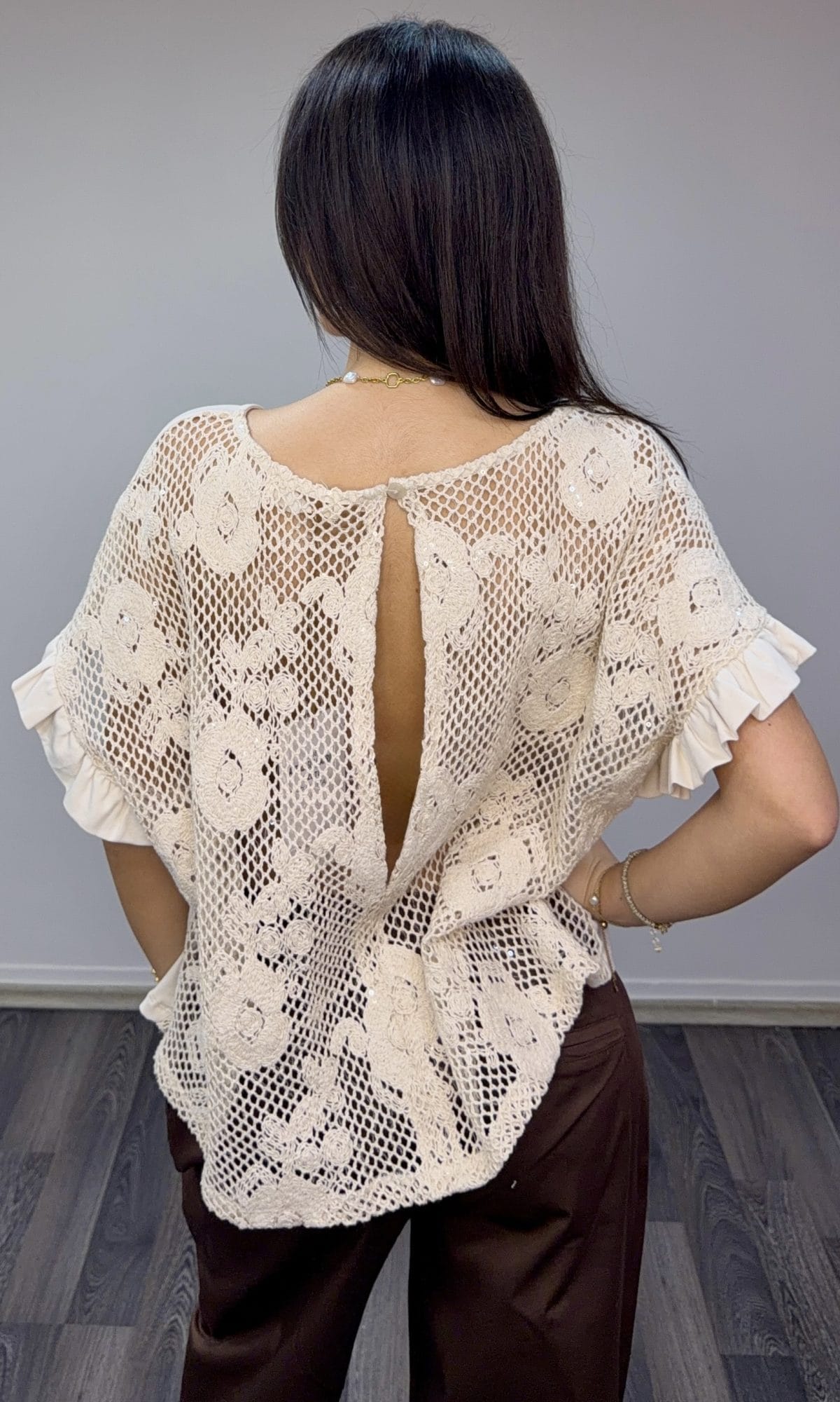 Μπλούζα Με Δαντέλα Στην Πλάτη Και Βολάν