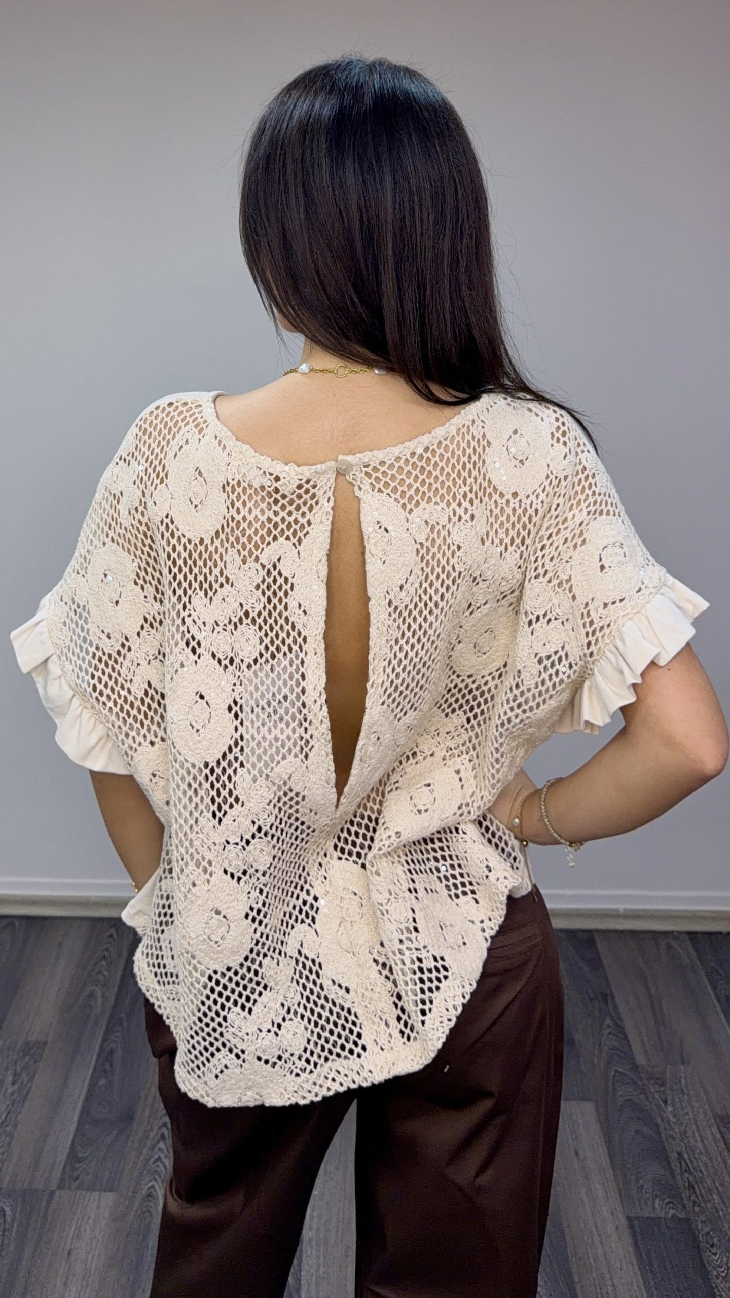 Μπλούζα Με Δαντέλα Στην Πλάτη Και Βολάν